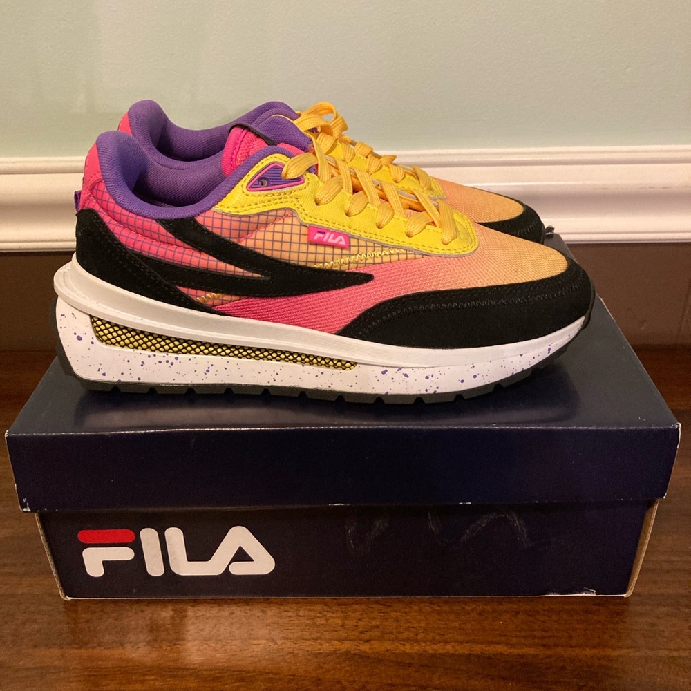 NWT Women’s Fila Renno multi colored 1980s inspired style Sneakers Size 6.5